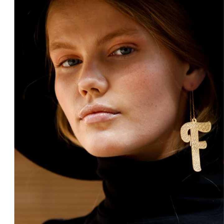 Queen A to Z Earing | S